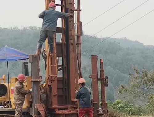 山區(qū)打深水井視頻（2）